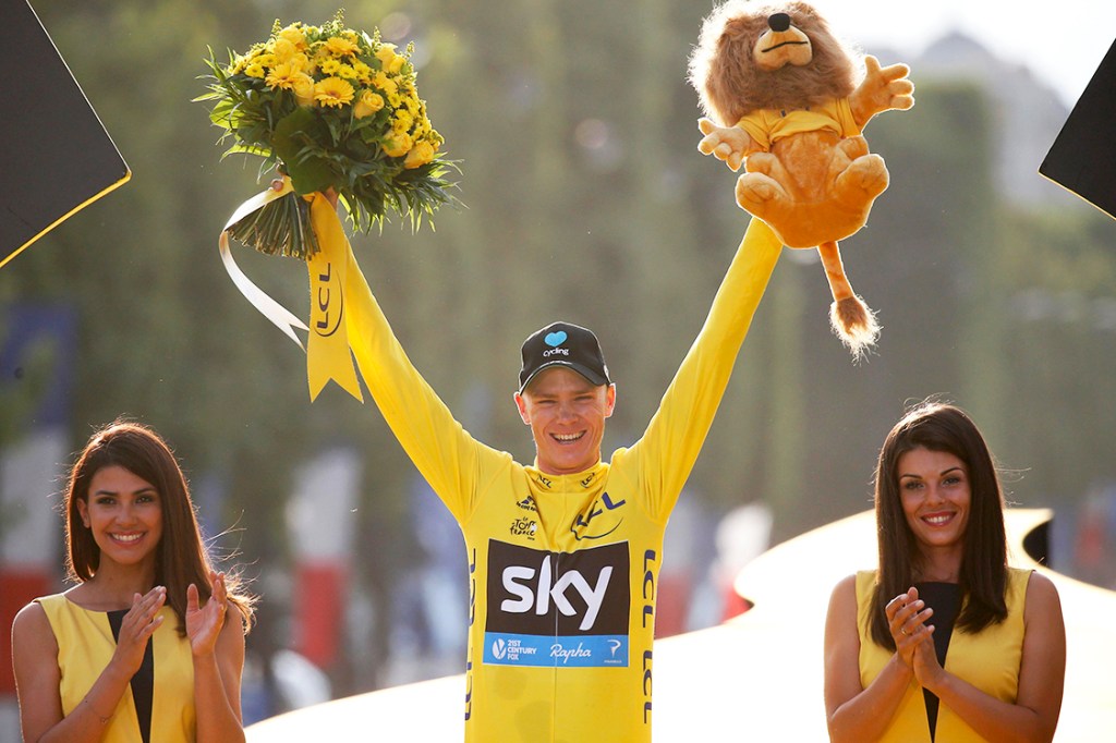 O ciclista britânico Chris Froome, comemora no pódio, ao vencer o Tour de France - 24/07/2016