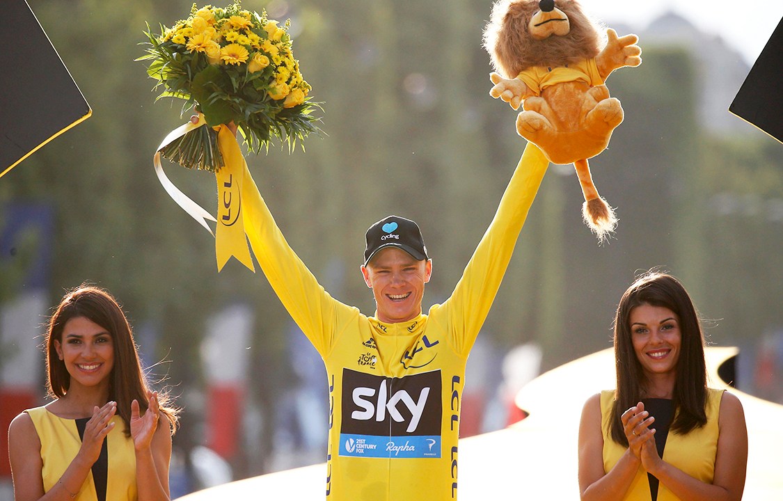 O ciclista britânico Chris Froome, comemora no pódio, ao vencer o Tour de France - 24/07/2016