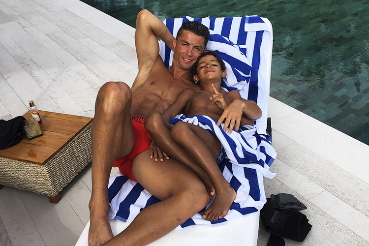 De férias, Cristiano Ronaldo posa com o filho em Ibiza