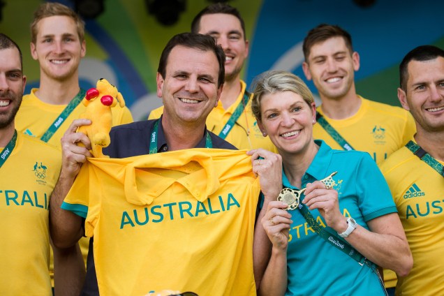 O prefeito do Rio, Eduardo Paes, entrega a chave da cidade para a delegação da Austrália. Os visitantes retribuíram com um boneco de canguru, símbolo do país