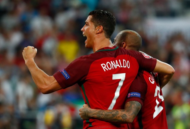 Cristiano Ronaldo e Quaresma, comemoram após derrotarem a Polônia nas penalidades máximas, por 5 a 3, durante jogo das quartas-de-final da Eurocopa 2016 - 30/06/2016