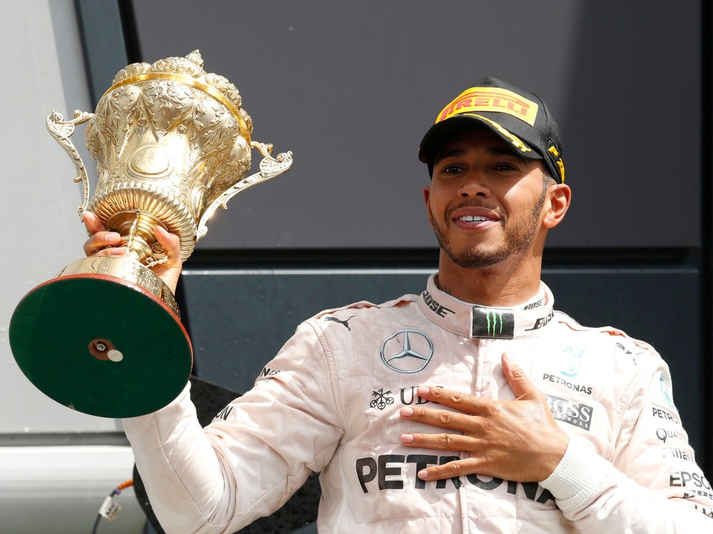 O piloto Lewis Hamilton segura troféu após vencer o Grande Prêmio de Silverstone, na Inglaterra