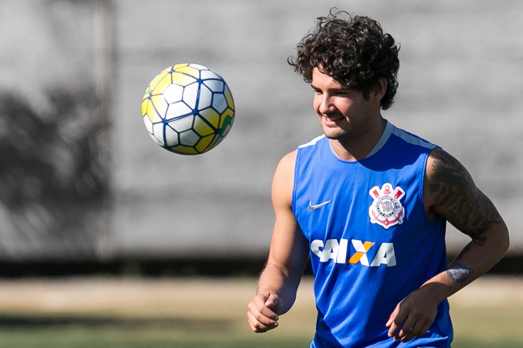 Jogador Alexandre Pato durante treino do Corinthians no CT Joaquim Grava, zona leste de São Paulo