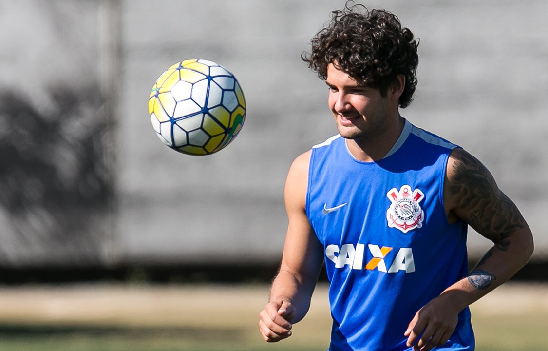 Jogador Alexandre Pato durante treino do Corinthians no CT Joaquim Grava, zona leste de São Paulo