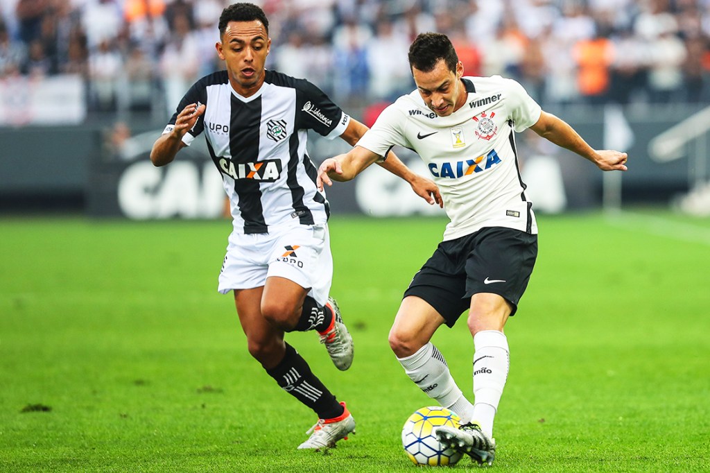 O jogador Rodriguinho (dir), durante partida entre Corinthians e Figueirense, válida pela 16ª rodada do Campeonato Brasileiro 2016, realizada na Arena Corinthians, na zona leste de São Paulo (SP) - 23/07/2016