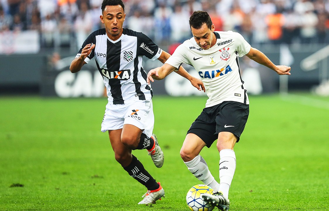O jogador Rodriguinho (dir), durante partida entre Corinthians e Figueirense, válida pela 16ª rodada do Campeonato Brasileiro 2016, realizada na Arena Corinthians, na zona leste de São Paulo (SP) - 23/07/2016