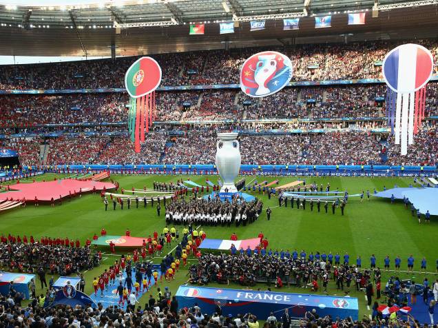 Jogadores da França e Portugal entram em campo para disputar a final da Eurocopa, em Paris