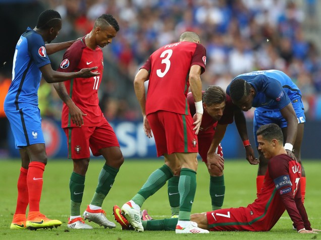 Cristiano Ronaldo, de Portugal, cai em campo após sofrer lesão na final da Eurocopa, em Paris