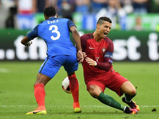 O português Cristiano Ronaldo sofre uma contusão em disputa de bola na final da Eurocopa
