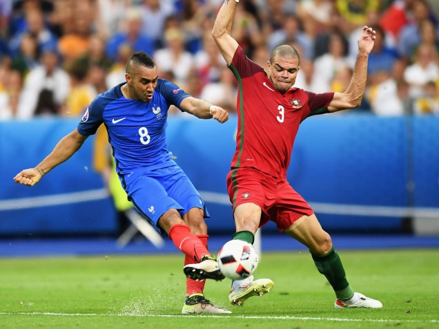 Dimitri Payet, da França, disputa a bola com Pepe, de Portugal, durante a final da Eurocopa, em Paris