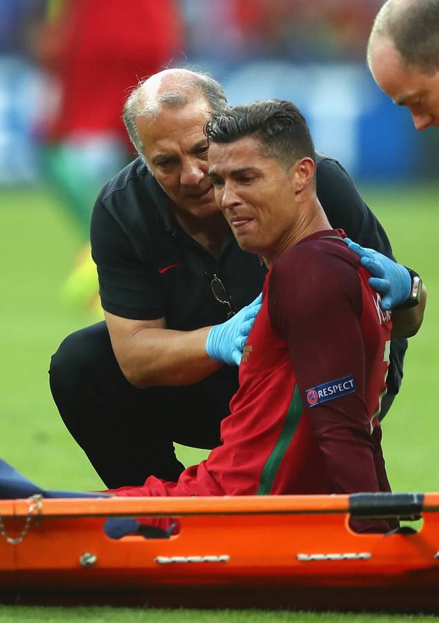 Cristiano Ronaldo chora após sofrer lesão na final da Eurocopa, em Paris