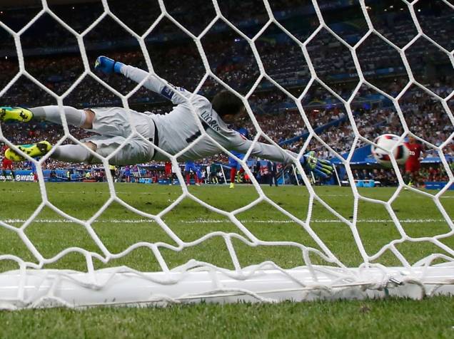 O goleiro francês Lloris tenta pegar a bola chutada por Eder, de Portugal, na prorrogação da final da Eurocopa, em Paris