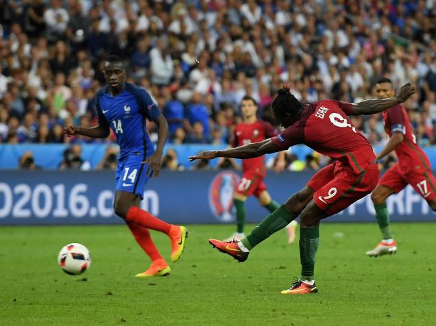 Eder, de Portugal, chuta a bola e marca o gol da vitória da equipe sobre a França no final da Eurocopa, em Paris