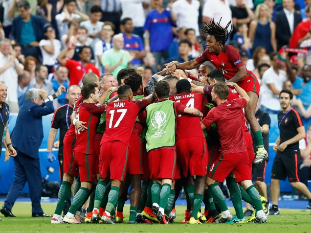 Jogadores de Portugal comemoram o gol sobre a França no final da Eurocopa, em Paris