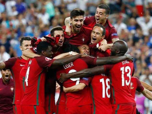 Time de Portugal comemora o título da Eurocopa 2016, após vencer a França, em Paris