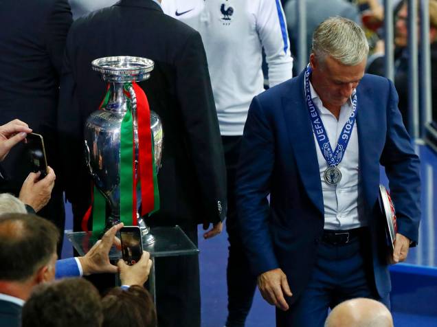 O técnico da França, Didier Deschamps, recebe a medalha de prata após perder para Portugal a final da Eurocopa, em Paris