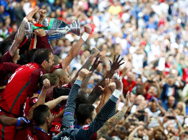 Cristiano Ronaldo ergue o troféu da Eurocopa, após Portugal vencer a França