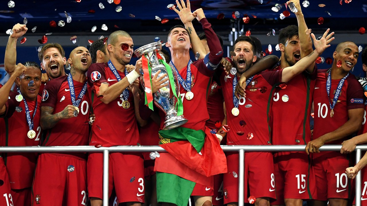 Jogadores de Portugal comemoram o título da Eurocopa 2016