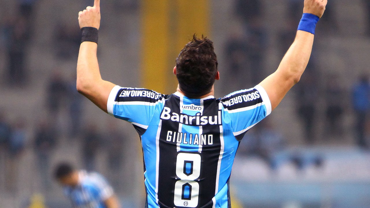 Giuliano, do Grêmio, comemora gol contra o Santos, em Porto Alegre