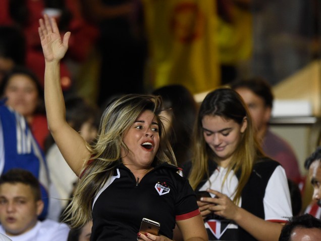 Torcedora do São Paulo comparece ao jogo contra o Atlético Nacional, no Morumbi