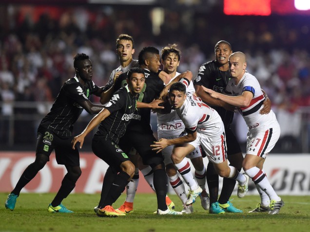Lance de escanteio jogo entre São Paulo e Atlético Nacional pela Libertadores, no Morumbi