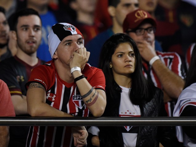 Torcedor do São Paulo após o Atlético Nacional marcar gol na equipe paulista, no Morumbi