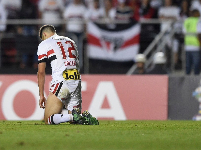 Jonathan Calleri, do São Paulo, reage ao gol do Atlético Nacional, no Morumbi