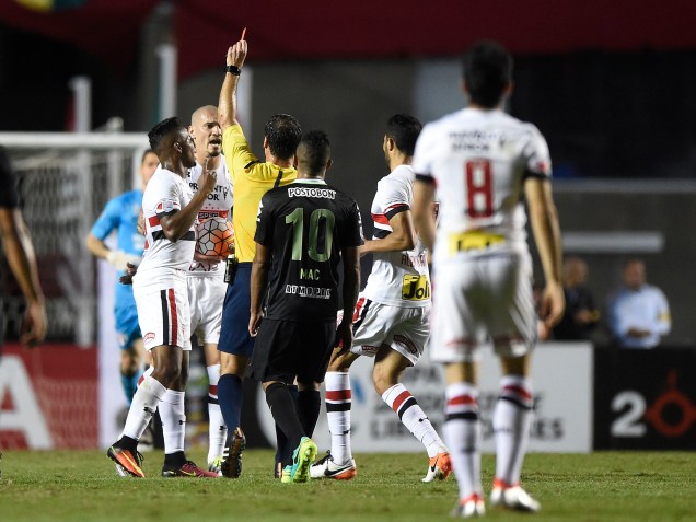 Juiz expulsa o zagueiro Maicon, do São Paulo, no jogo contra o Atlético Nacional, no Morumbi