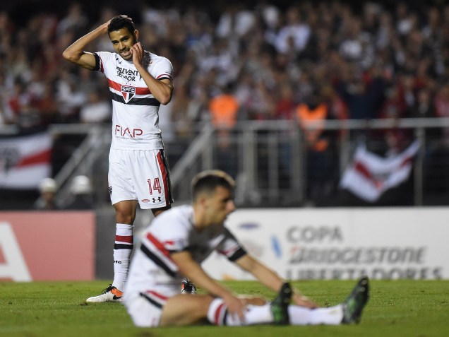 Jogadores do São Paulo reagem após o gol do Atlético Nacional, no Morumbi