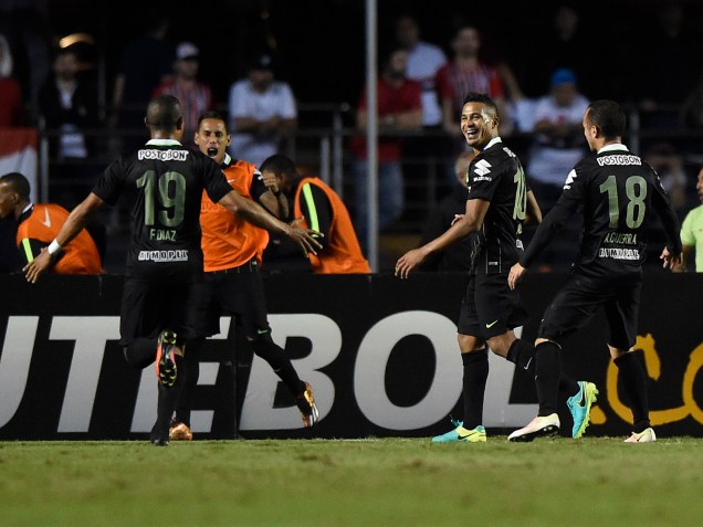 Jogadores do Atlético Nacional comemoram gol sobre o São Paulo, no Morumbi