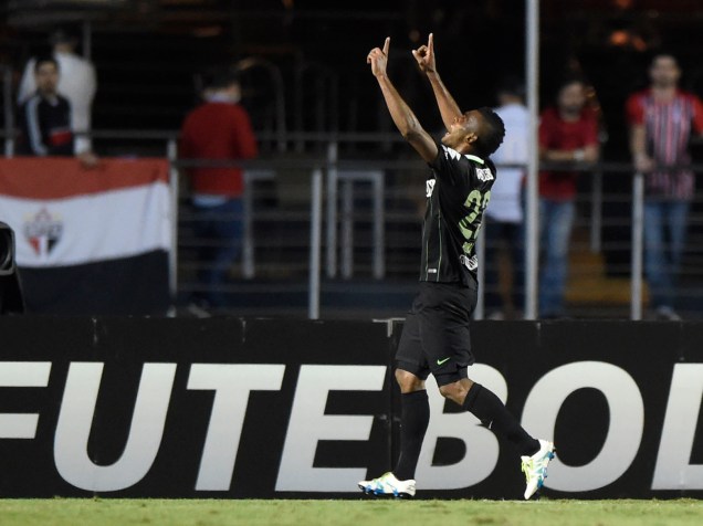 Jogador do Atlético Nacional comemora após marcar o segundo gol da equipe sobre o São Paulo, no Morumbi