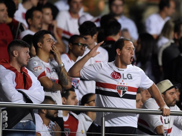 Torcedor do São Paulo reage após a equipe perder o jogo para o Atlético Nacional pela Libertadores, no Morumbi