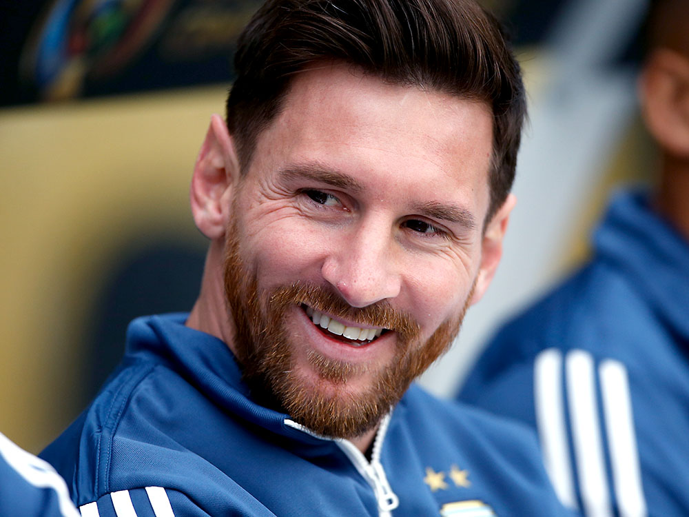 O jogador argentino, Lionel Messi, assiste ao jogo contra a Bolívia na Copa América, nos Estados Unidos