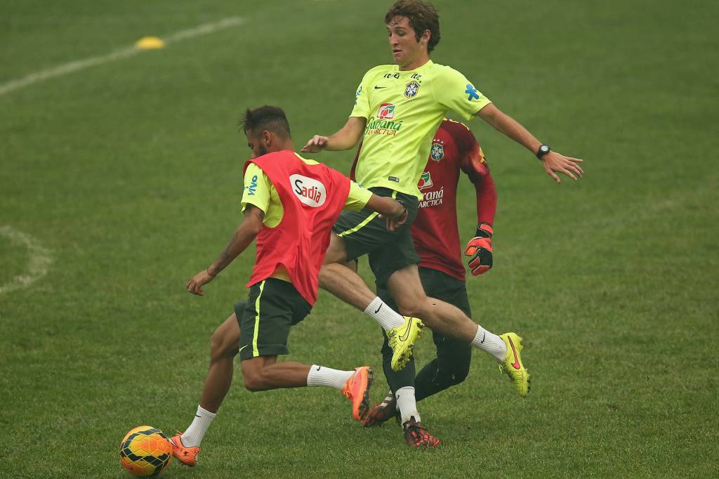 Neymar e Mario Fernandes durante treino da seleção brasileira em Pequim no ano de 2014