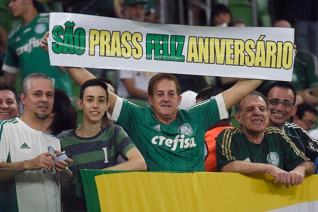 Torcedor segura uma faixa dando parabéns ao goleiro do Palmeiras, Fernando Praz. O jogador fez aniversário no último sábado (9)