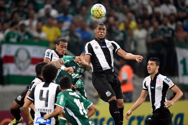 Jogadores disputam a bola no jogo entre Palmeiras e Santos, em São Paulo