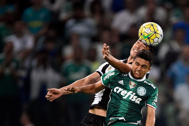Jogadores disputam a bola no jogo entre Palmeiras e Santos, em São Paulo