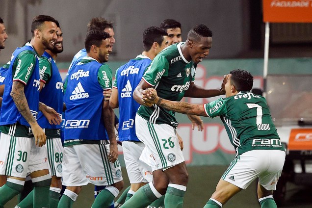 Jogadores do Palmeiras comemoram o gol sobre o Santos, em São Paulo