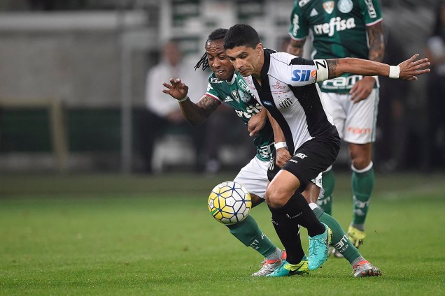 Lance no jogo entre Palmeiras e Santos, em São Paulo