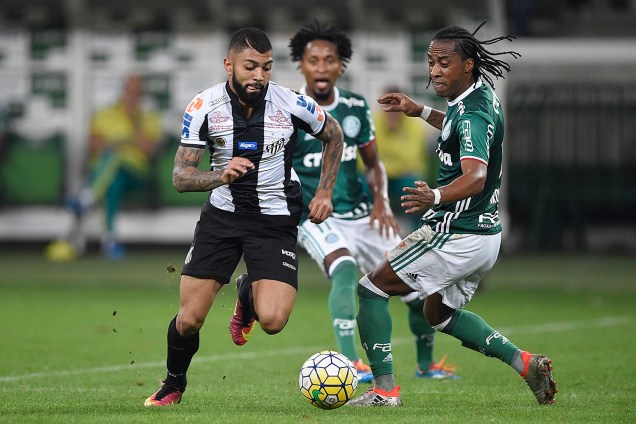 Lance no jogo entre Palmeiras e Santos, em São Paulo