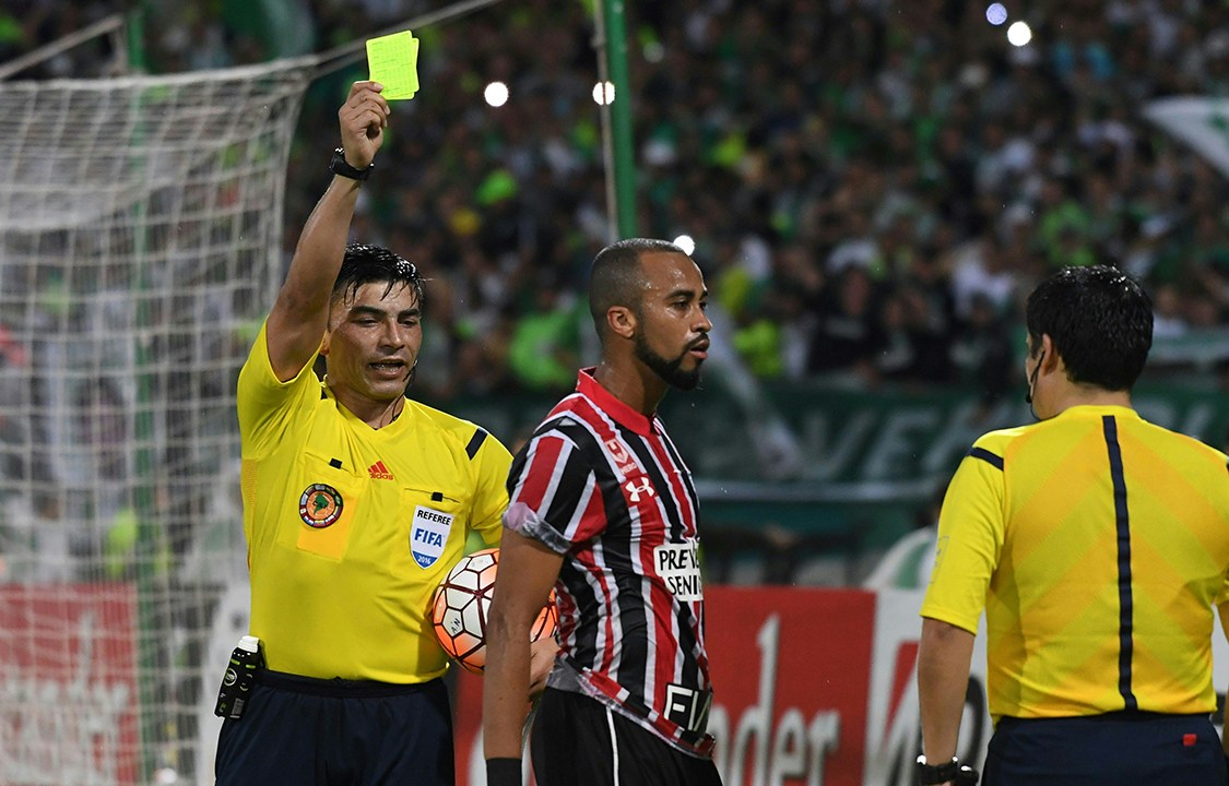 Jogadores do São Paulo reclamaram com árbitro em jogo pela Libertadores, contra o Atlético Nacional