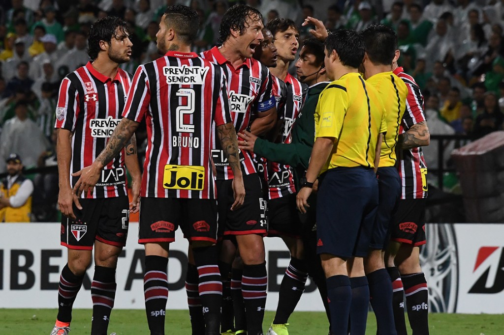 Jogadores do São Paulo reclamaram com árbitro em jogo pela Libertadores, contra o Atlético Nacional