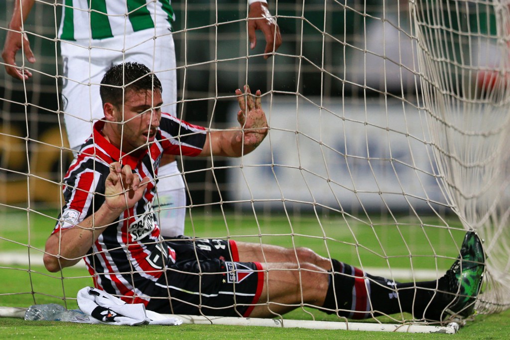 Jogador do São Paulo lamenta gol feito pelo Atletico Nacional pela Libertadores, na Colômbia