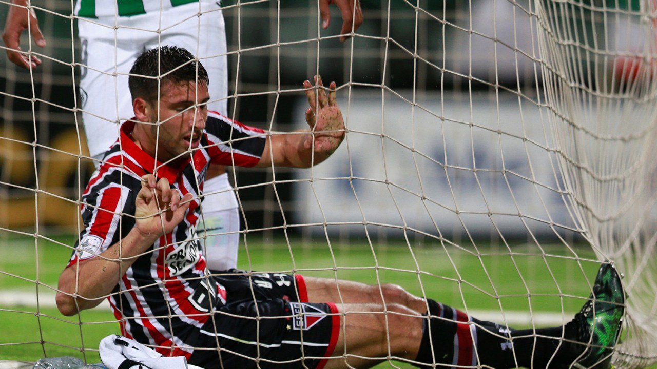 Jogador do São Paulo lamenta gol feito pelo Atletico Nacional pela Libertadores, na Colômbia