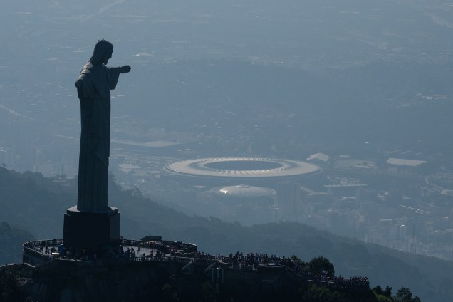 Vista aérea da estátua do Cristo Redentor e com o Estádio do Maracanã ao fundo