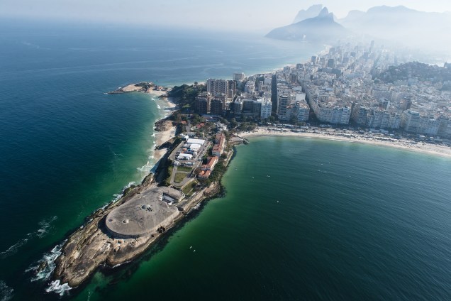 Vista aérea do Forte de Copacabana, onde serão hospedados a maratona aquática, os eventos de triatlo e o ponto de partida para o ciclismo de estrada