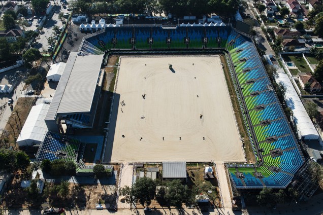 Centro Olímpico de Hipismo que abriga a arena de adestramento e de saltos, a pista de cross-country e as acomodações para os cavalos e tratadores