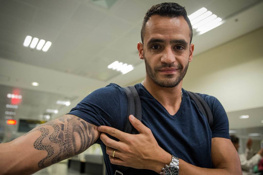 O meia Renato Augusto exibe tatuagem do Maracanã no braço na chegada ao aeroporto de Goiânia (GO) 