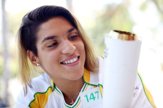 A nadadora olímpica Ana Marcela Cunha, com a tocha em São Paulo (SP) - 24/07/2016