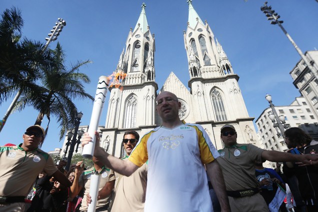 Padre Paolo Parisi , durante revezamento da tocha olímpica, na Praça da Sé, região central de São Paulo (SP) - 24/07/2016